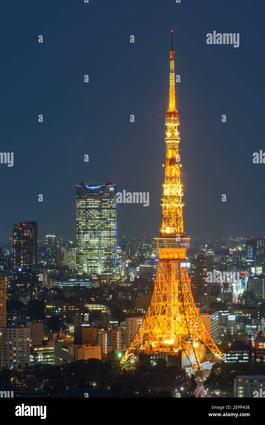 Tokyo Tower, das zweite Bauwerk in Japan, bei Nacht beleuchtet. Stockfoto