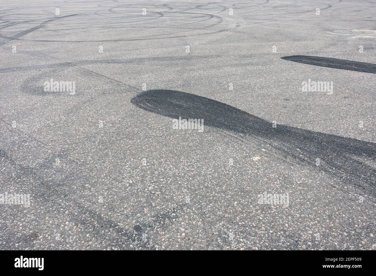 Auto-Spur mit Gummi Drift Spuren. Asphalt Pflaster Hintergrundstruktur Stockfoto