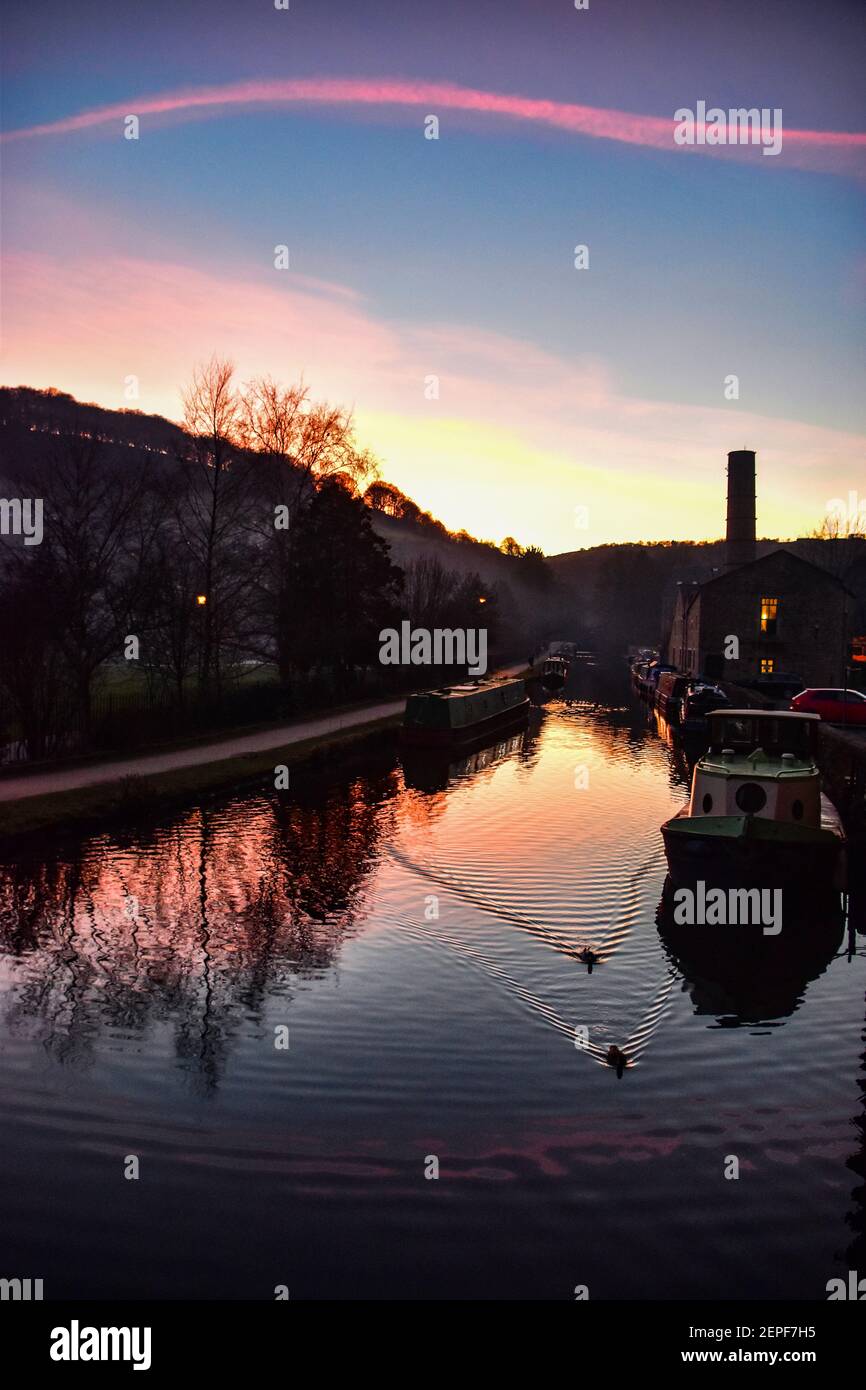 Der Sonnenuntergang spiegelt sich im Rochdale Canal, Hebden Bridge, Calderdale, West Yorkshire Stockfoto