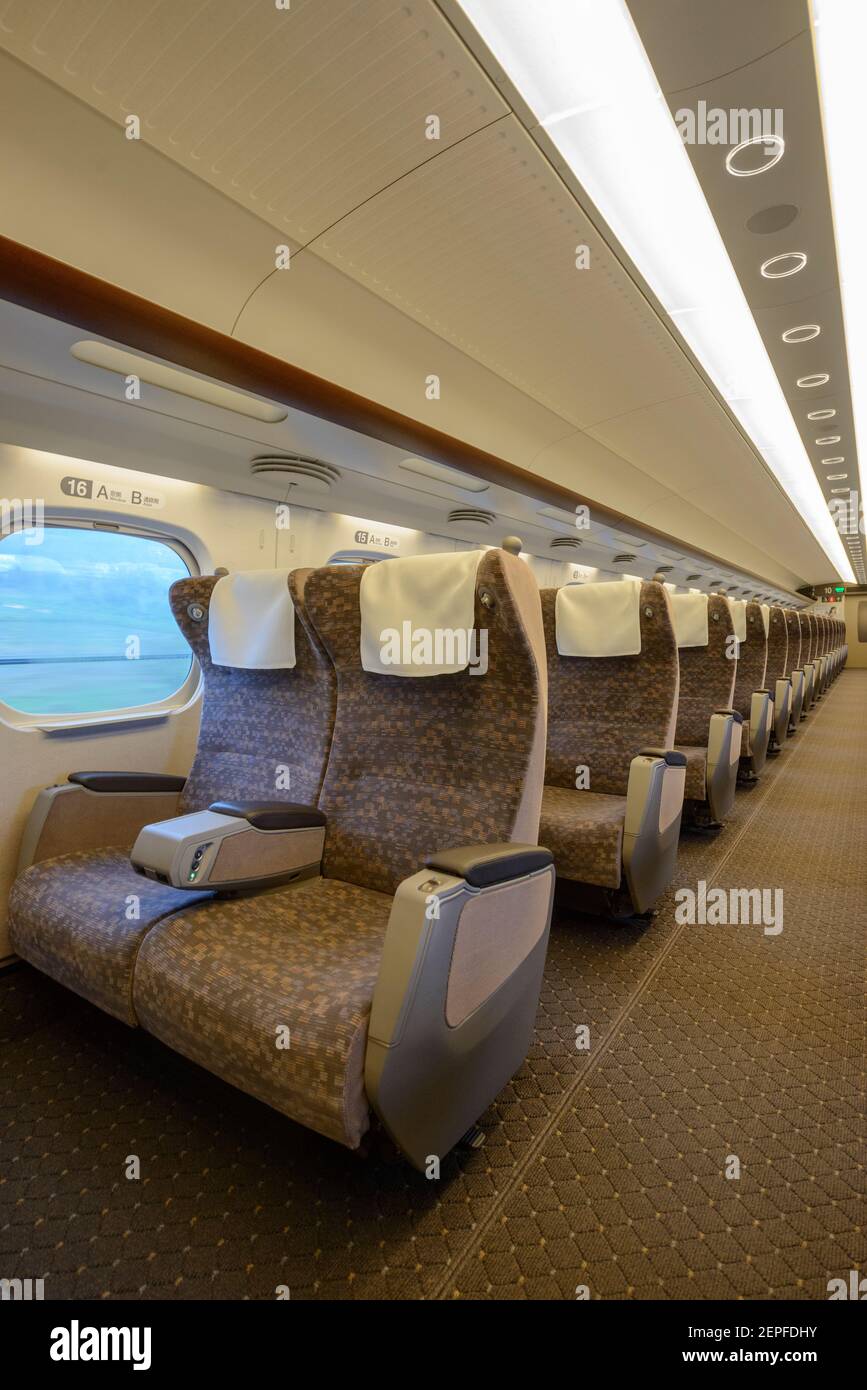 Sitzplätze in der Business-Klasse in einem japanischen Hikari Shinkansen (Schnellzug). Stockfoto