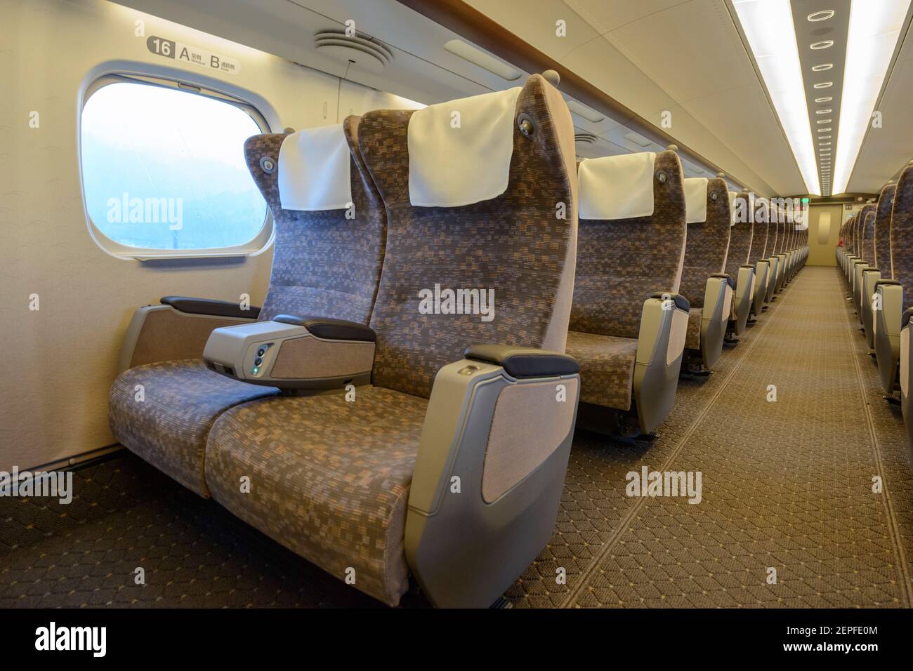 Sitzplätze in der Business-Klasse in einem japanischen Hikari Shinkansen (Schnellzug). Stockfoto