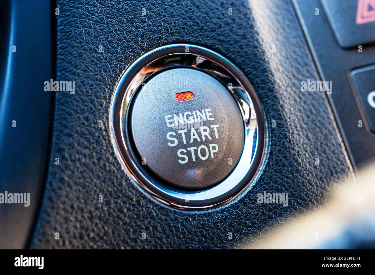 Luxus-Start-Stopp-Motor-Taste bei Premium-Auto. Automobil-Push-Power-Schalter Stockfoto