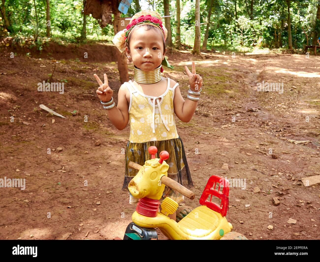 Porträt eines kleinen Mädchens von der Karen oder lang Halsstamm Stockfoto