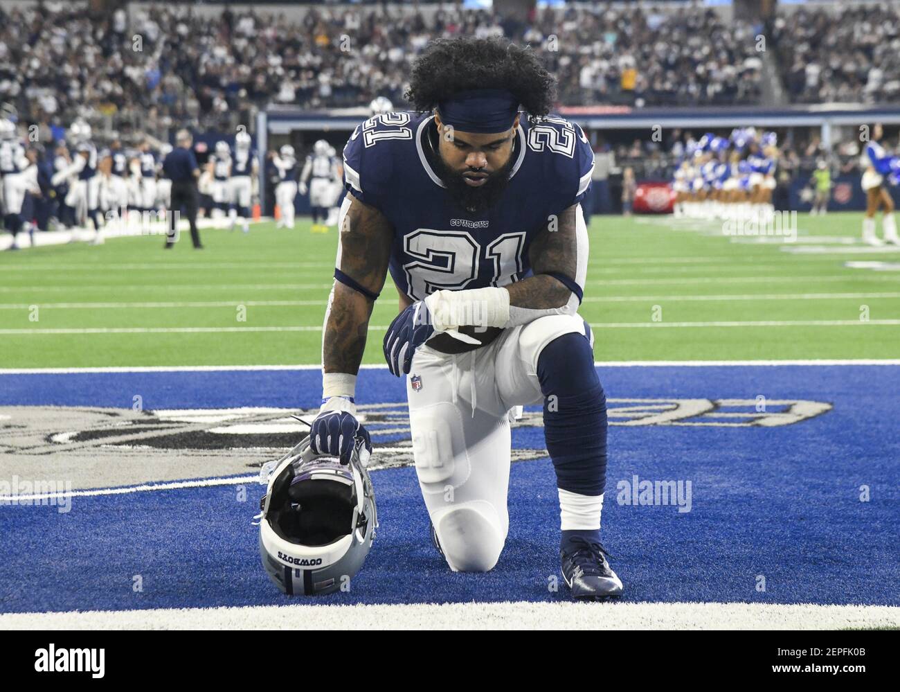 15. Dez 2019: Dallas Cowboys laufen zurück Ezekiel Elliott #21 kniet im Gebet nieder, bevor ein NFL-Spiel zwischen den Los Angeles Rams und den Dallas Cowboys im AT&T Stadium in Arlington, TX Dallas Los Angeles besiegte 44-21 Albert Pena/(Foto von Albert Pena/CSM/Sipa USA) Stockfoto