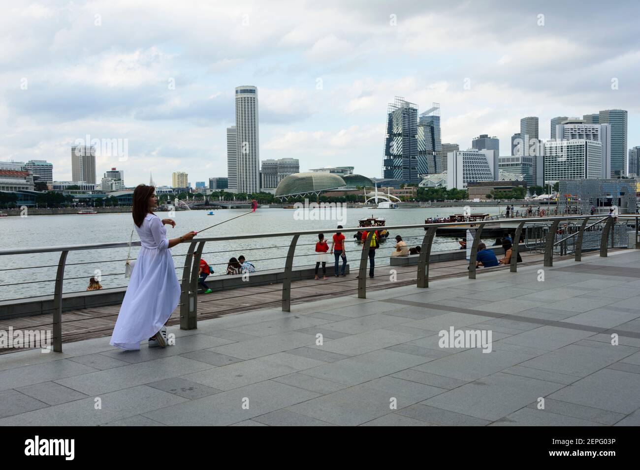 Junge Dame in weißem Kleid macht Selfies an der Marina Bay. Singapur, Stockfoto