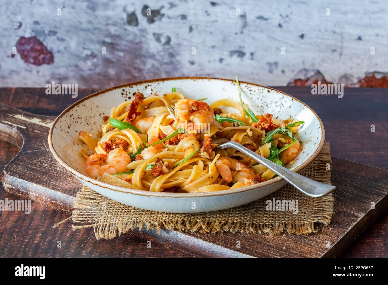 Tigergarnelen in Tomaten, Chili und Mandelpesto mit Fettuccine Pasta Stockfoto