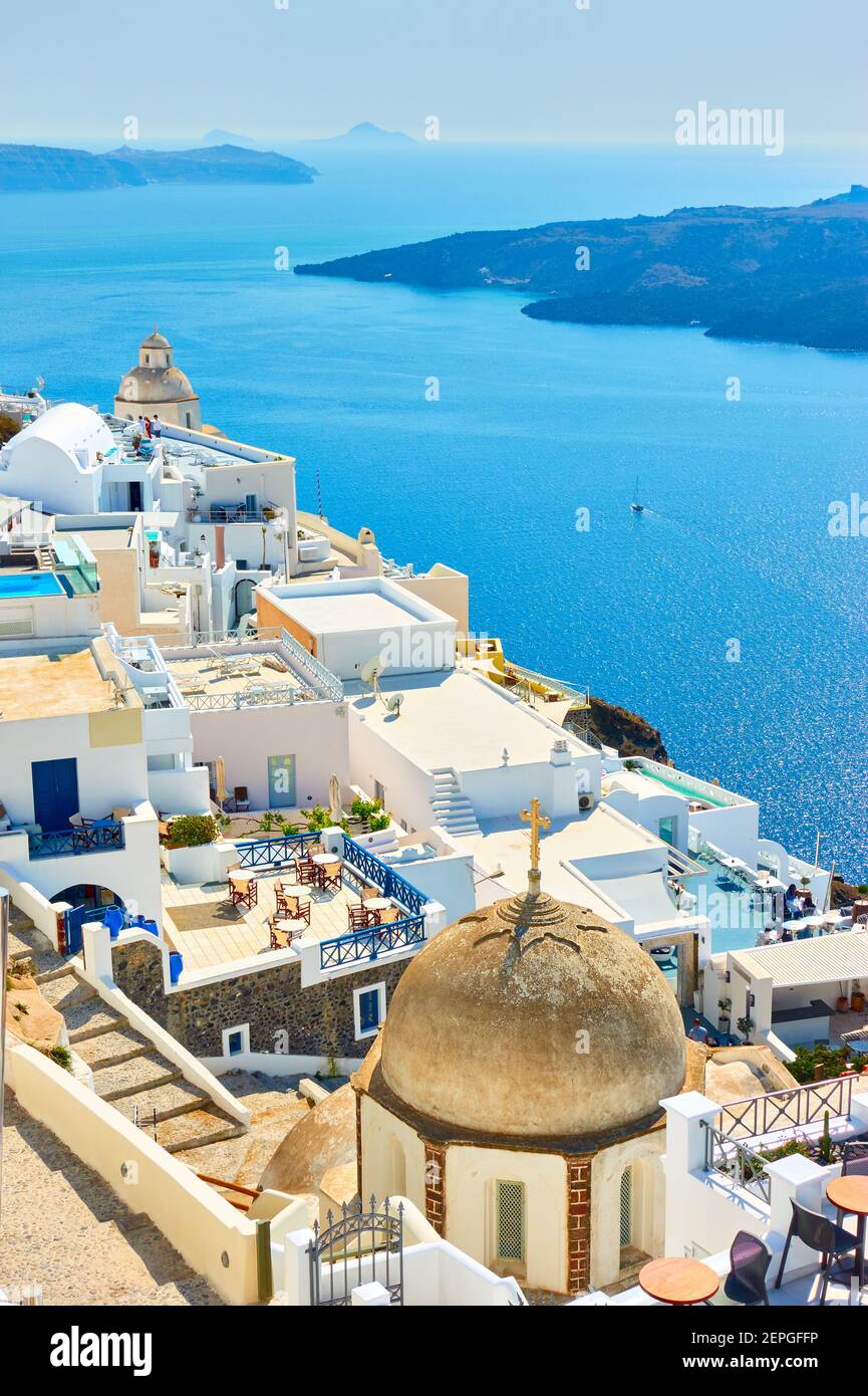 Fira Stadt am Meer auf Santorini Insel in Griechenland von oben. Griechische Landschaft Stockfoto