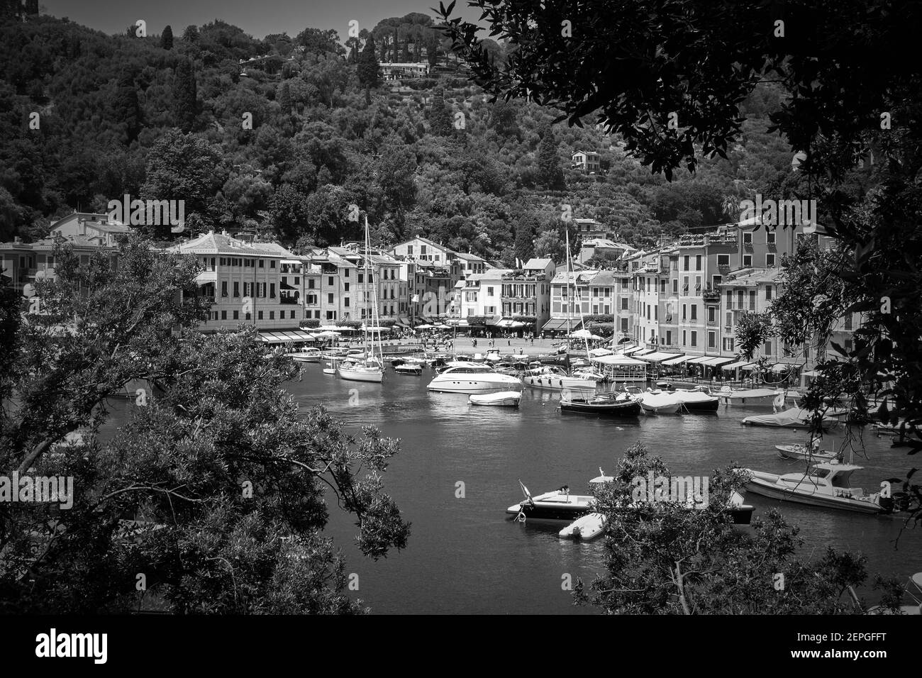 Landschaft mit dem Hafen und Portofino Stadt in Ligurien, Italien. Schwarzweiß-Fotografie. Stockfoto