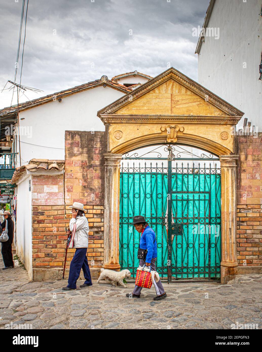 Kolumbianische Ureinwohner, Poncho, Ruana,.Artisan verkaufen Walking Villa de Leyva 500 Jahre alte Stadt. Gebirge.Boyaca, Kolumbien, Anden, Südamerika Stockfoto