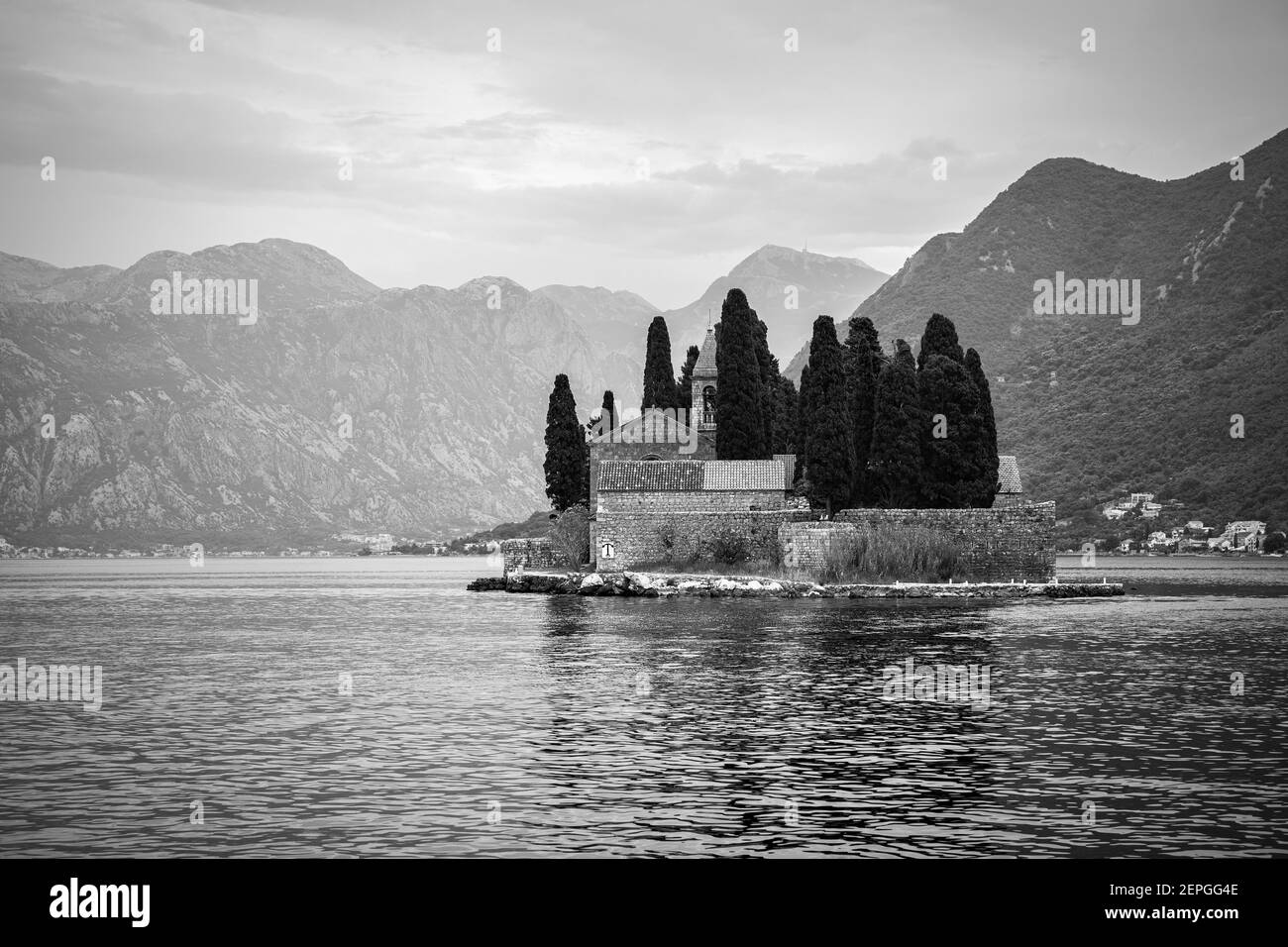 Schwarz-weiße Landschaft mit St. George Insel in der Kotor Bucht in der Nähe von Perast Stadt in Montenegro Stockfoto