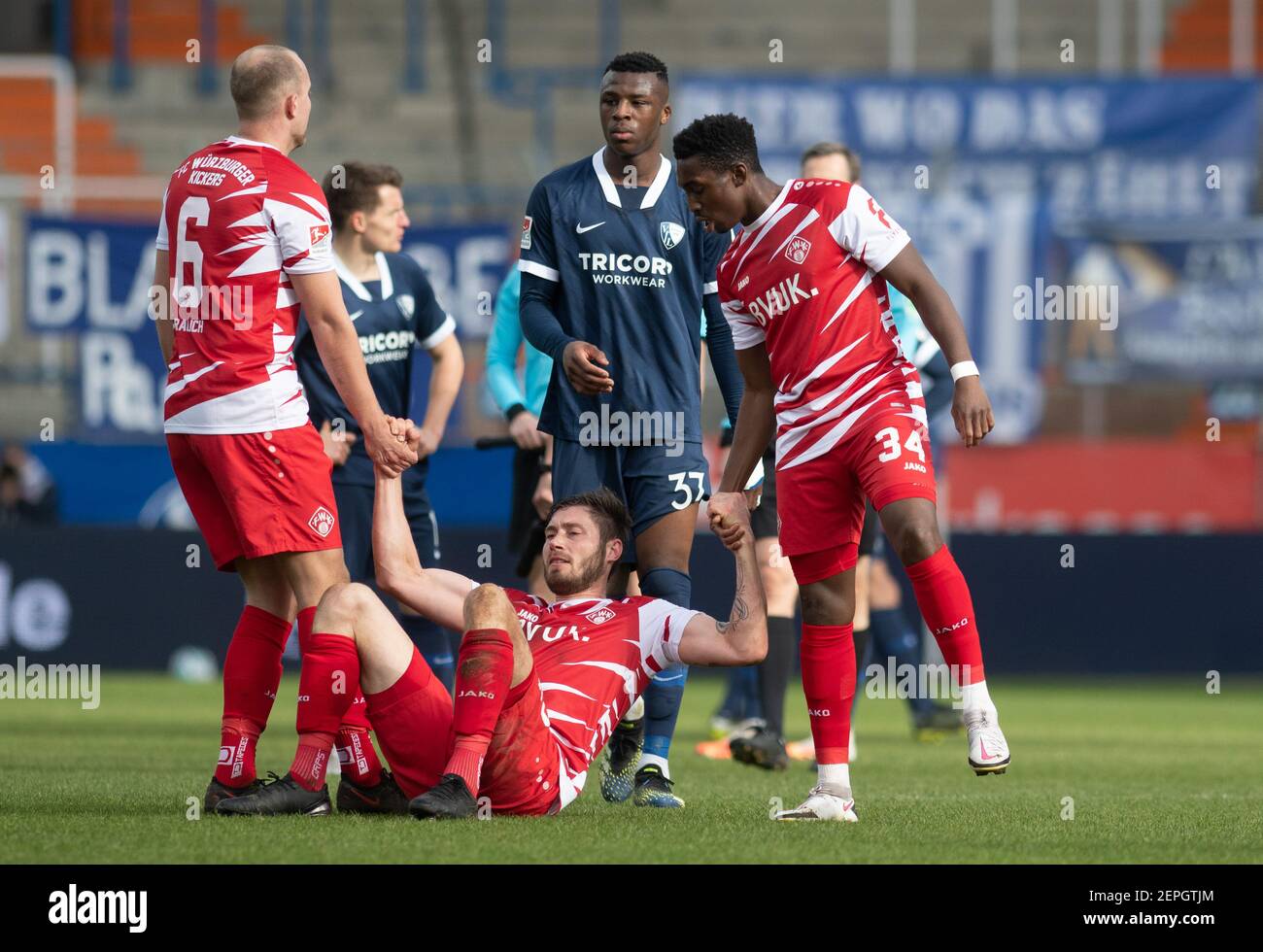 27. Februar 2021, Nordrhein-Westfalen, Bochum: Fußball: 2nd Bundesliga, VfL Bochum - Würzburger Kickers, Spieltag 23 im Vonovia Ruhrstadion. Bochumer Verteidiger Armel Bella Kotchap (2nd v.l.n.r.) und Würzburger Verteidiger Tobias Kraulich (vorne, l-r), Christian Strohdiek und Frank Ronstadt nach dem Spiel. Foto: Bernd Thissen/dpa - WICHTIGER HINWEIS: Gemäß den Bestimmungen der DFL Deutsche Fußball Liga und/oder des DFB Deutscher Fußball-Bund ist es untersagt, im Stadion und/oder vom Spiel aufgenommene Fotos in Form von Sequenzbildern und/oder videoähnl. Pho zu verwenden oder zu verwenden Stockfoto