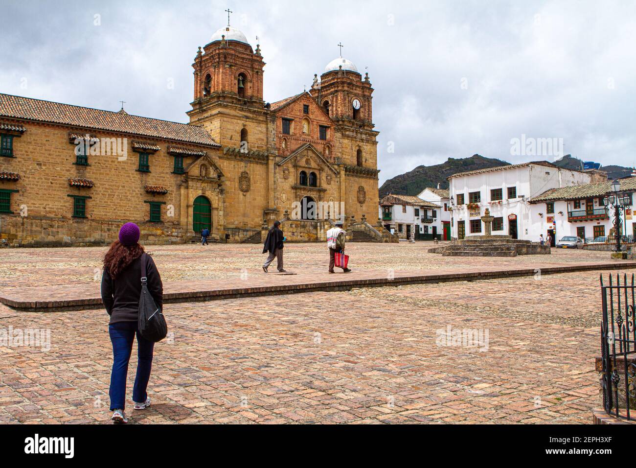 500 Jahre alte Stadt. Kolumbianer, Poncho, Ruana, Touristen traditionell, grün, weiß Gebäude. Plaza de Bolívar, Tunja, Boyaca, Kolumbien, Anden, Südamerika Stockfoto