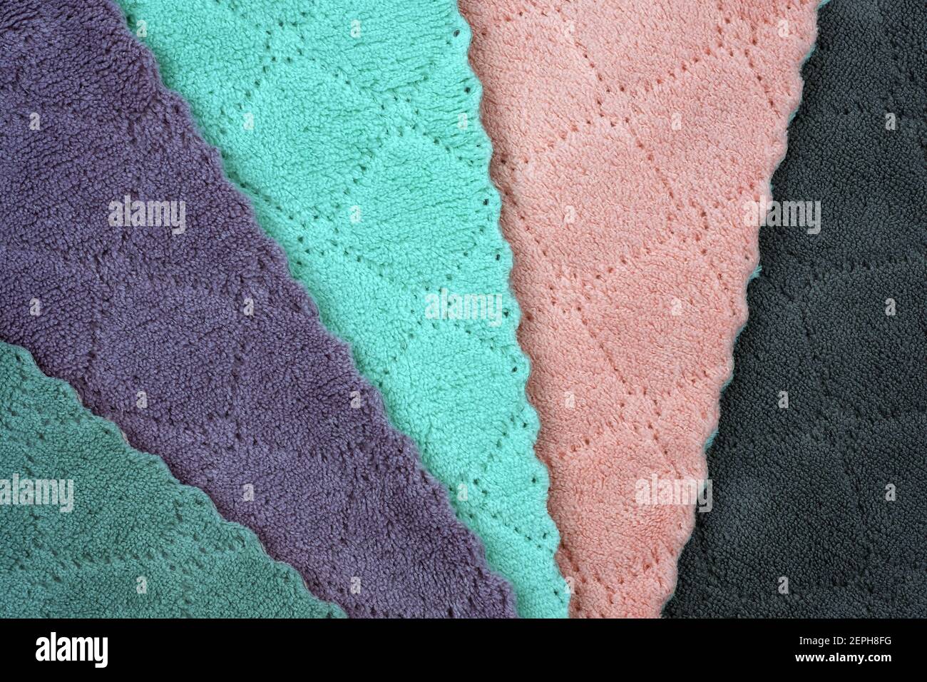 Farbige Mikrofaser Tuch. Gestapelt bunte Mikrofaser Reinigungstücher Hintergrund. Reinigungstücher in Nahaufnahme von oben. Stockfoto