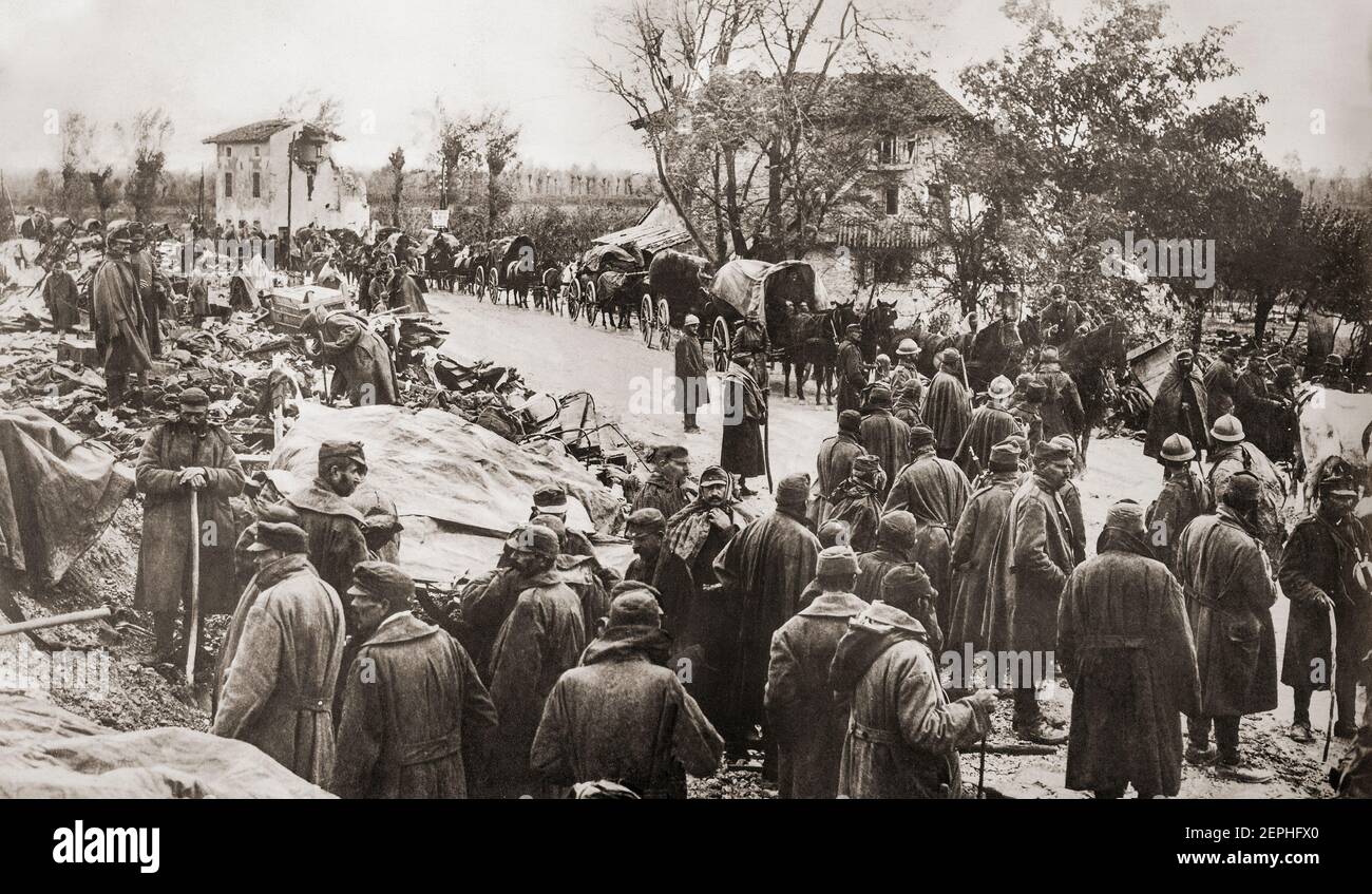 Rückzug der italienischen Truppen nach der Schlacht von Caporetto, auch bekannt als 12th Schlacht am Isonzo, (24. Oktober bis 19. Dezember 1917). Die italienische Militärkatastrophe im Ersten Weltkrieg folgte einer österreichisch-deutschen Offensive an der Isonzo-Front in Nordostitalien, wo die italienischen und österreichischen Streitkräfte zweieinhalb Jahre lang pausiert waren. Nach dem erfolgreichen österreichischen und deutschen Vormarsch verließen mehr als 600.000 kriegsmüde und demoralisierte italienische Soldaten entweder das Militär oder gaben sich auf. Stockfoto