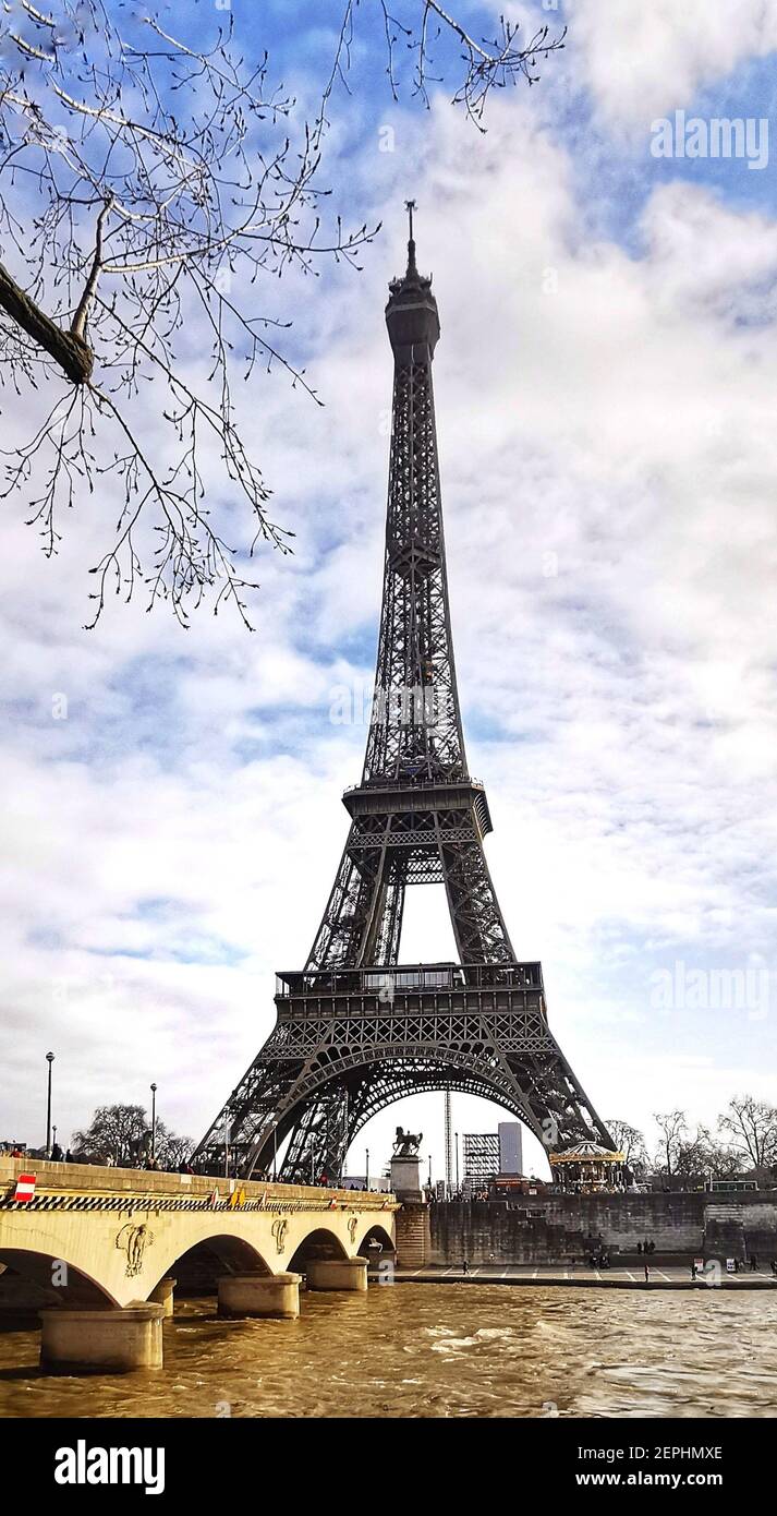 der-blick-auf-den-eiffelturm-ein-schmiedeeiserner-gitterturm-auf-dem