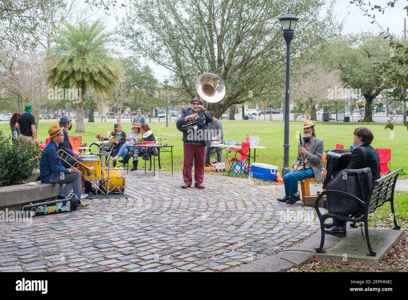 NEW ORLEANS, LA, USA - 21. FEBRUAR 2021: Klezmer Band spielt im Palmer Park in Uptown Nachbarschaft Stockfoto