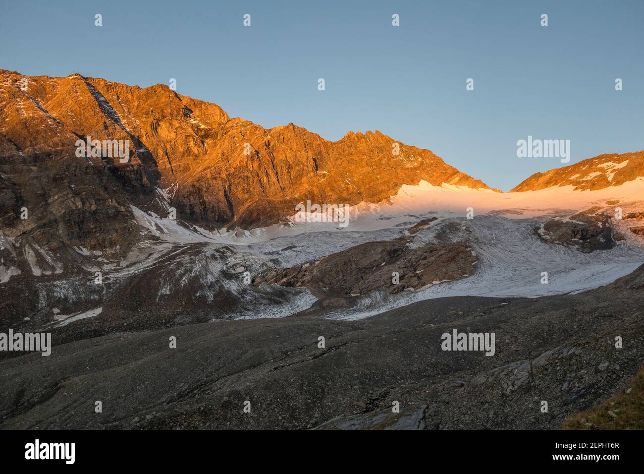 Alpenglow im Morgengrauen auf Frossnitzkees Gletscher. Venediger Berggruppe. Osttirol. Österreichische Alpen. Europa. Stockfoto