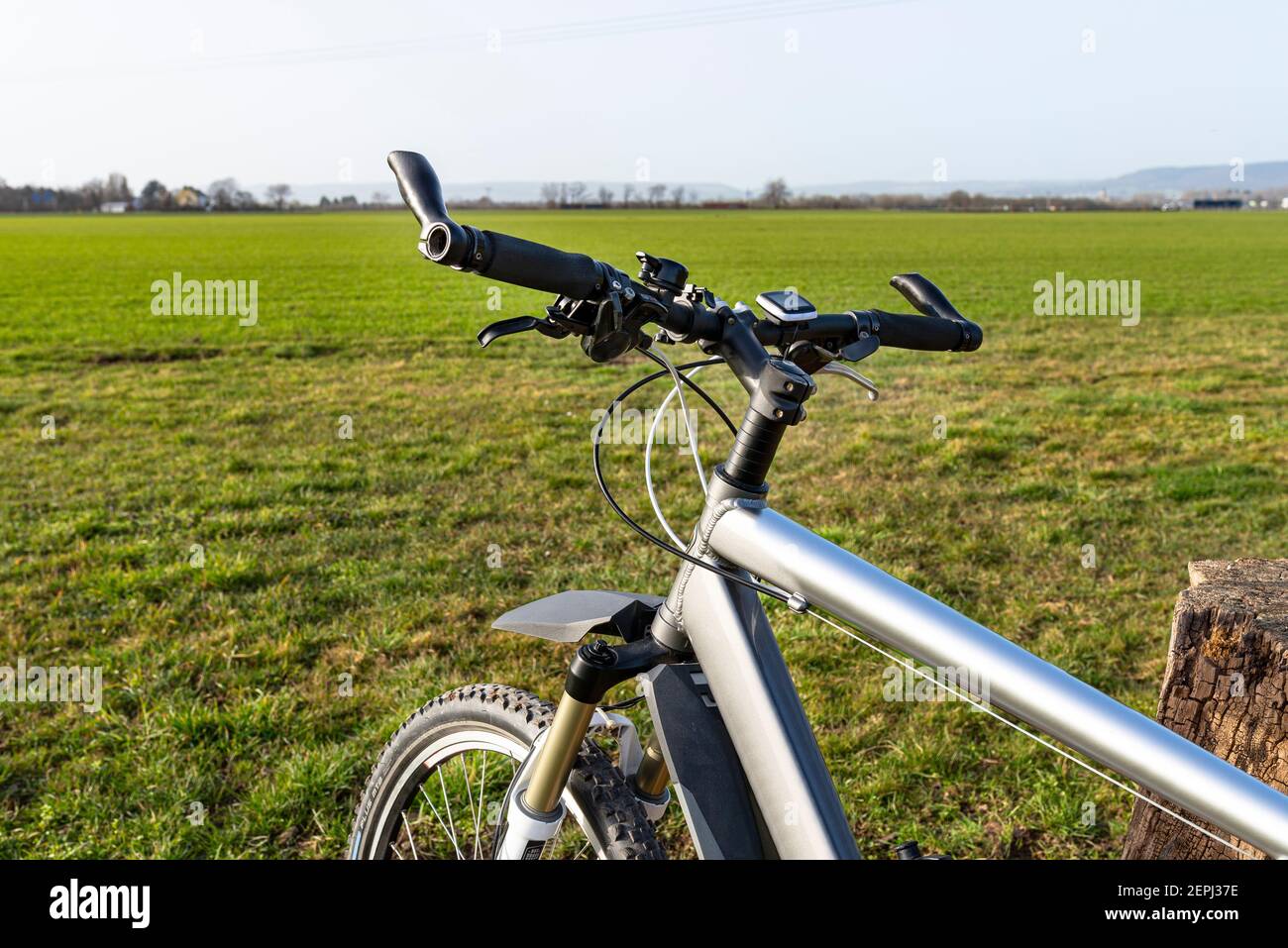 Ein Fahrradlenker aus der Perspektive der ersten Person. Sichtbarer  Fahrradrahmen und Fahrradzubehör am Lenker und am Feld im Rückenbereich  Stockfotografie - Alamy