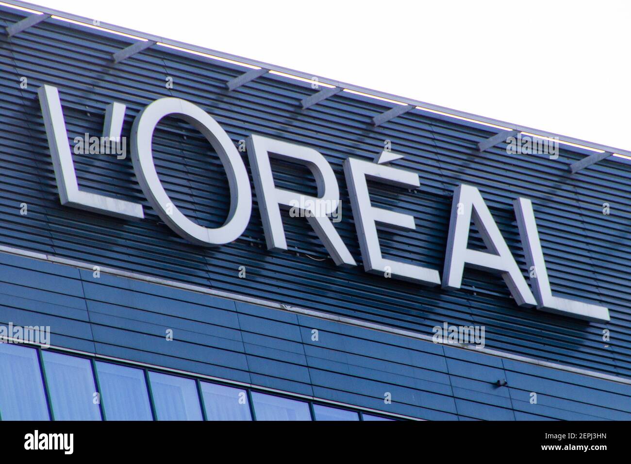 Logo der Firma L'Oréal auf einem Gebäude in Brüssel in Belgien. L’Oréal ist ein französischer Industriekonzern für kosmetische Produkte. Das Unternehmen, erstellt von E Stockfoto