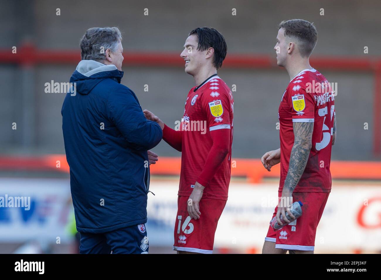 John Yems, Head Coach von Crawley Town FC gratuliert Torschütze Tom Nichols #16 von Crawley Town nach dem letzten Pfiff mit Jordan Maguire-Drew #34 von Crawley Town neben in Crawley, UK am 2/27/2021. (Foto von Jane Stokes/News Images/Sipa USA) Stockfoto