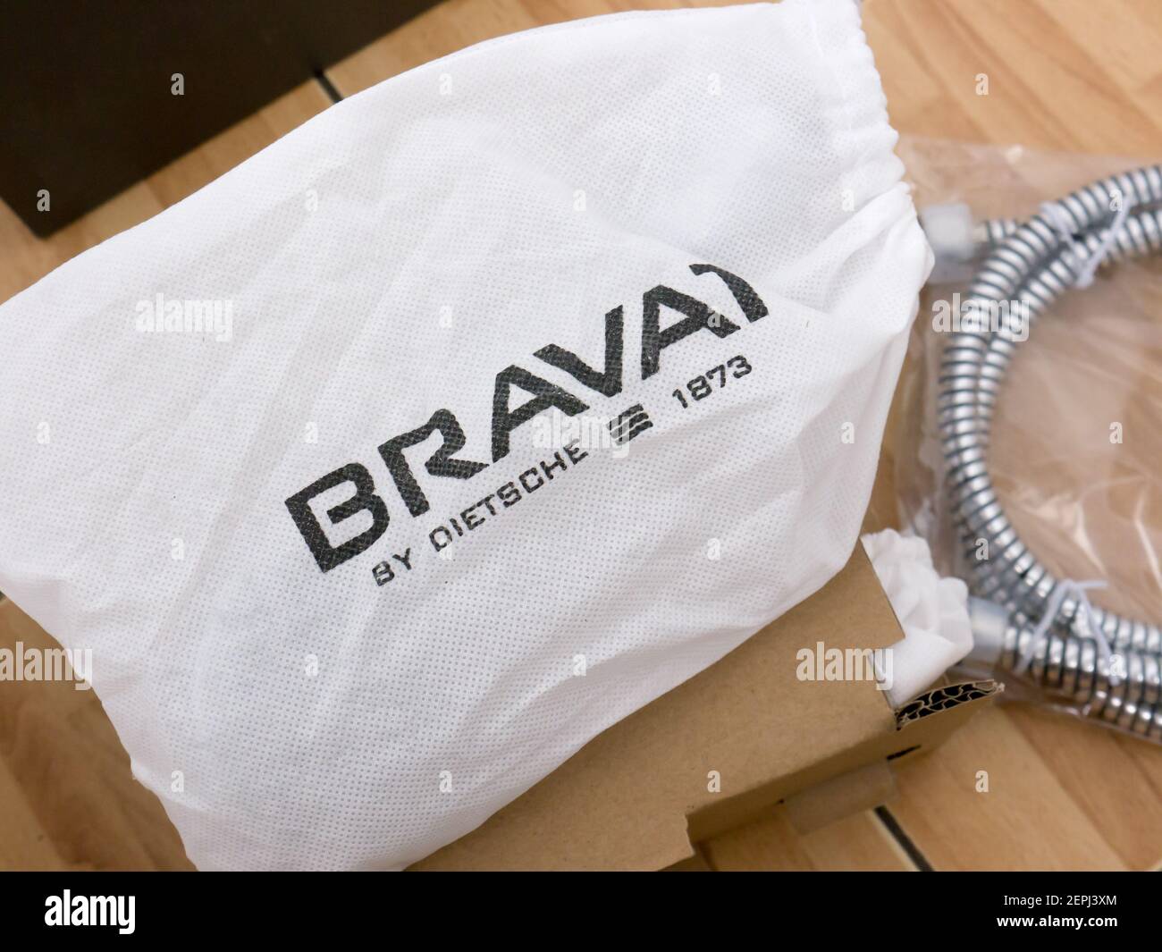 Badezimmerarmatur Bravat FG 135188CP - В - RUS. Bravat, eine Marke der Roman Dietsche GmbH, ist ein deutsches Unternehmen, das Badmöbel anbietet. Stockfoto