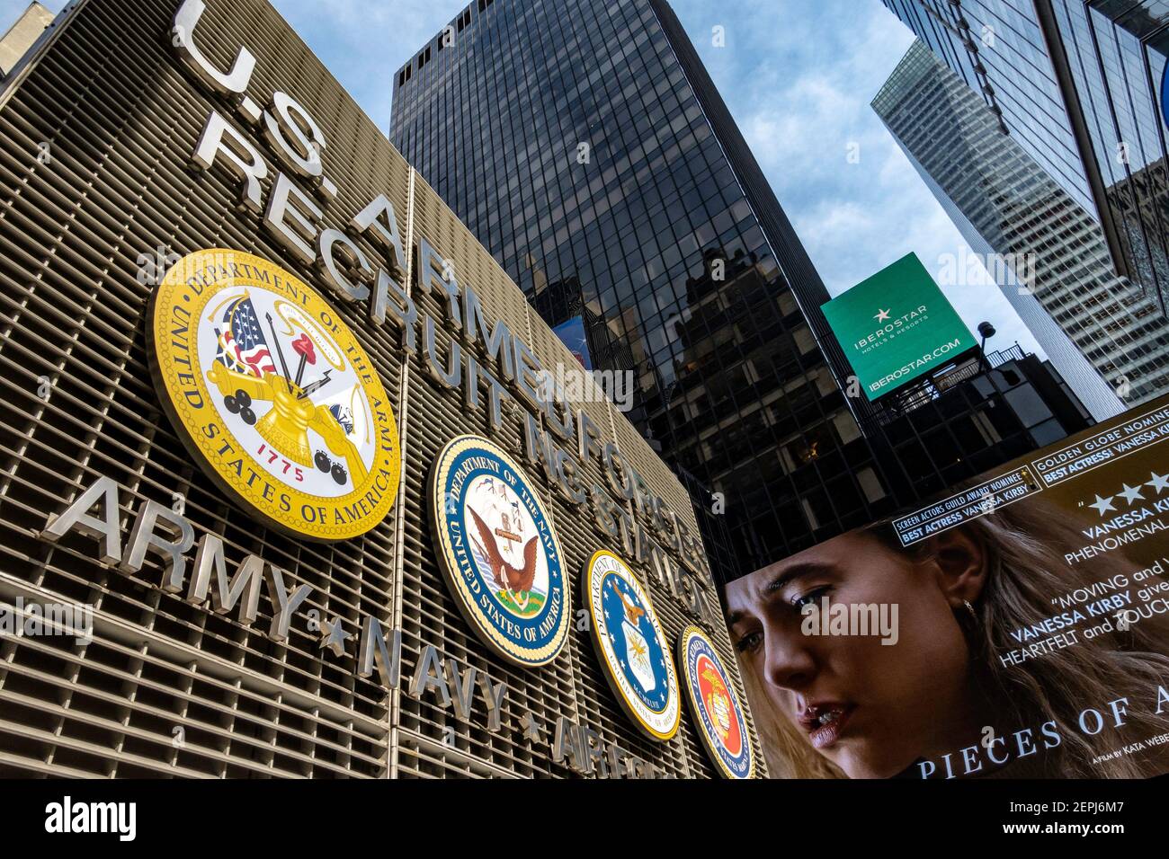 Die Rekrutierungsstation der Streitkräfte befindet sich seit 1946 am Times Square in New York City, USA Stockfoto