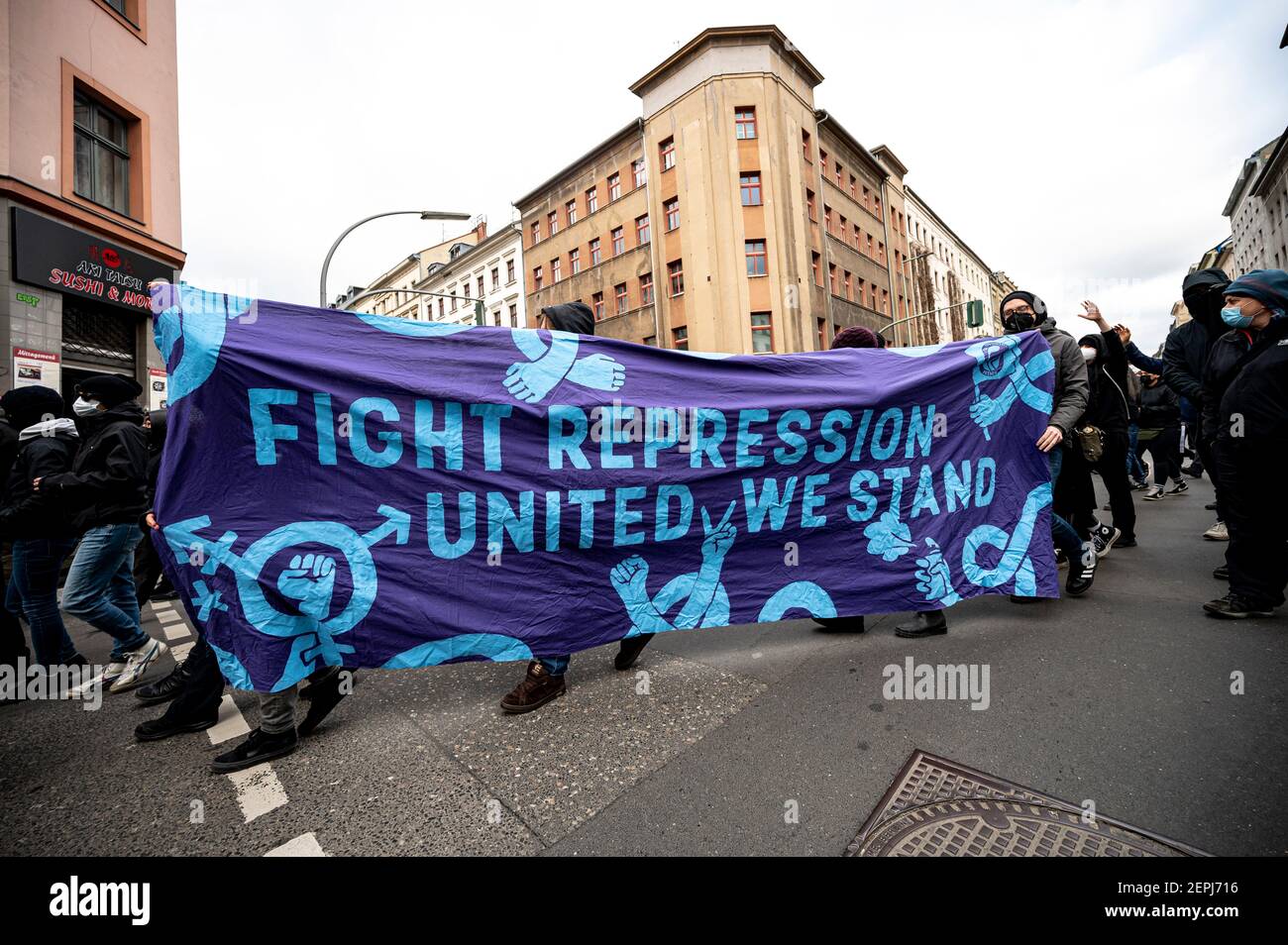 Berlin, Deutschland. Februar 2021, 27th. Aktivisten nehmen an der Solidaritätsdemonstration einer Initiative für Koufontinas Teil, einen in Griechenland inhaftierten Aktivisten, mit einem Transparent mit der Aufschrift "Kampf gegen Repression united we stand". Koufontinas trat angeblich wegen seiner Gefängnisbedingungen in einen Hungerstreik. Am Mittwoch besetzten Unterstützer kurz das griechische Konsulat in Berlin. Quelle: Fabian Sommer/dpa/Alamy Live News Stockfoto