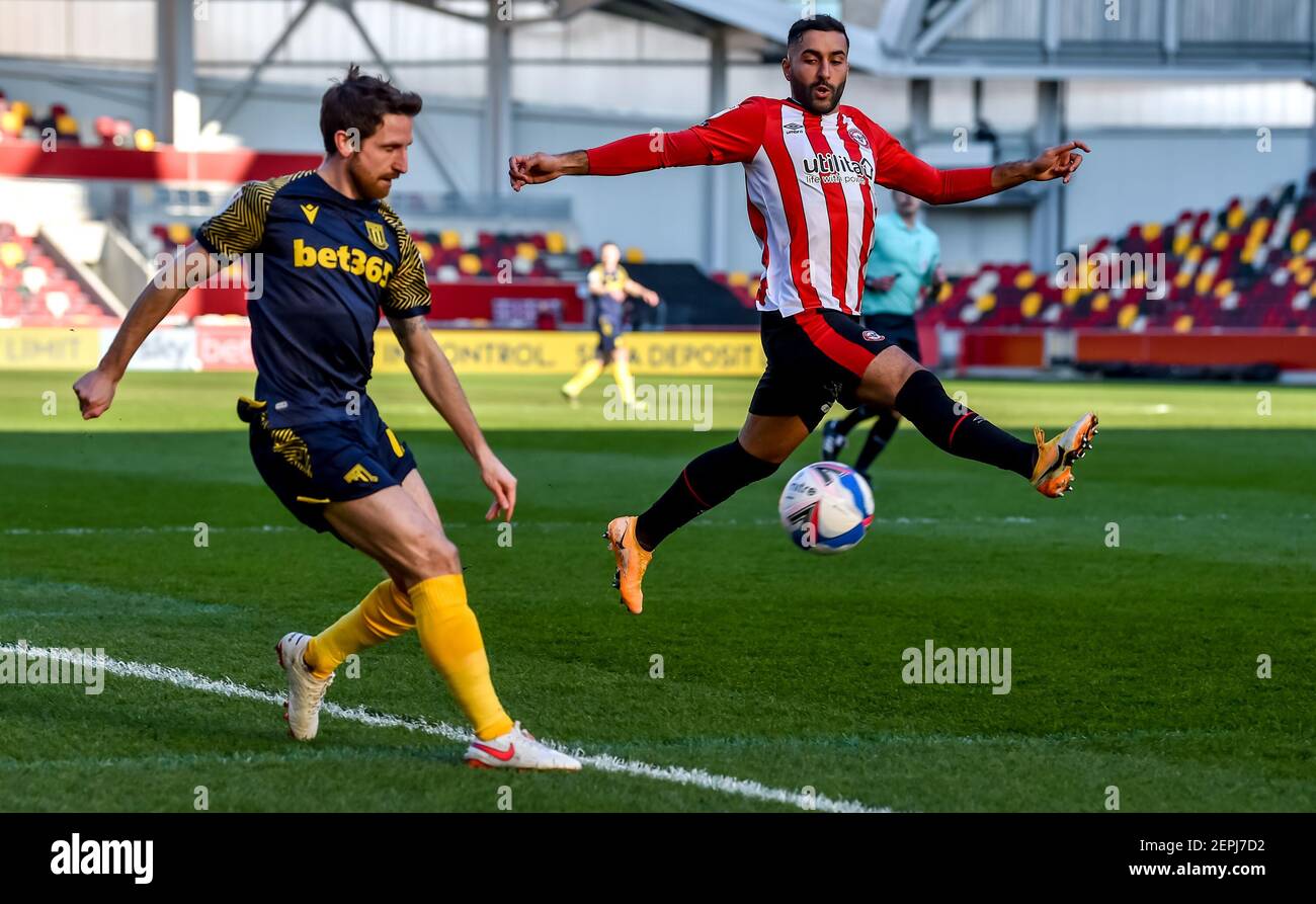 London, Großbritannien. Februar 2021, 27th. Saman Ghoddos von Brentford FC blockiert das Stoke City Cross während des EFL Sky Bet Championship Matches zwischen Brentford und Stoke City im Brentford Community Stadium, London, England am 27. Februar 2021. Foto von Phil Hutchinson. Nur redaktionelle Verwendung, Lizenz für kommerzielle Nutzung erforderlich. Keine Verwendung bei Wetten, Spielen oder Veröffentlichungen einzelner Vereine/Vereine/Spieler. Kredit: UK Sports Pics Ltd/Alamy Live Nachrichten Stockfoto
