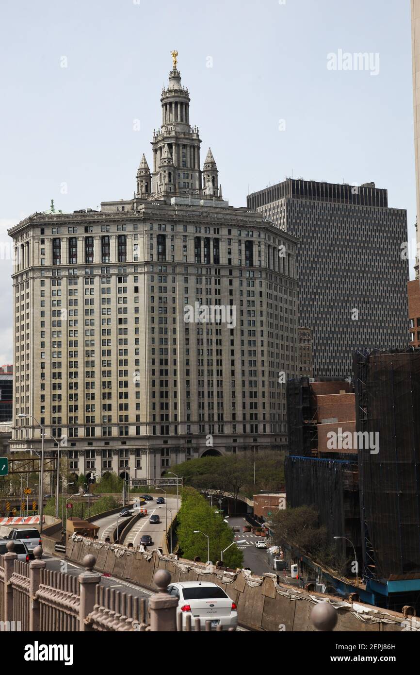 NEW YORK, NY, USA - 27. APRIL 2011: Blick auf die Skyline von New York von der Brooklyn Bridge Stockfoto