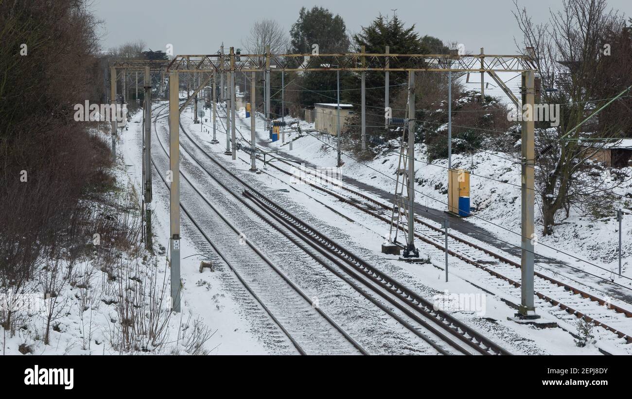 SOUTHEND-ON-SEA, ESSEX, Großbritannien - 09. FEBRUAR 2021: C2C Bahnstrecken im Winter mit Schnee auf dem Boden Stockfoto