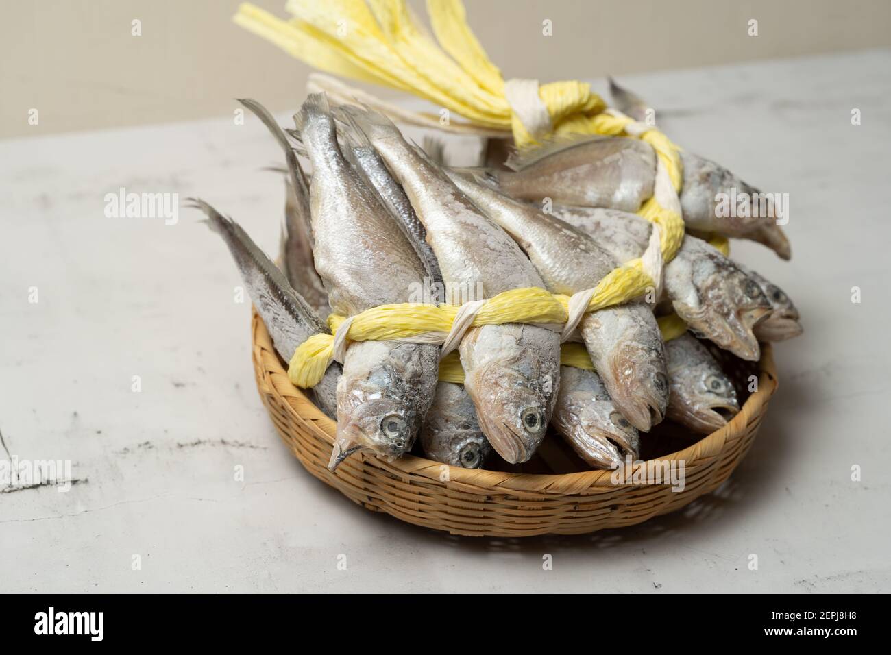 Gesalzener getrockneter gelber corvina ist ein sehr köstlicher Fisch, der gegrillt oder gebraten wird. Stockfoto