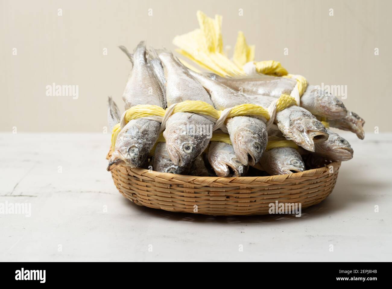 Gesalzener getrockneter gelber corvina ist ein sehr köstlicher Fisch, der gegrillt oder gebraten wird. Stockfoto