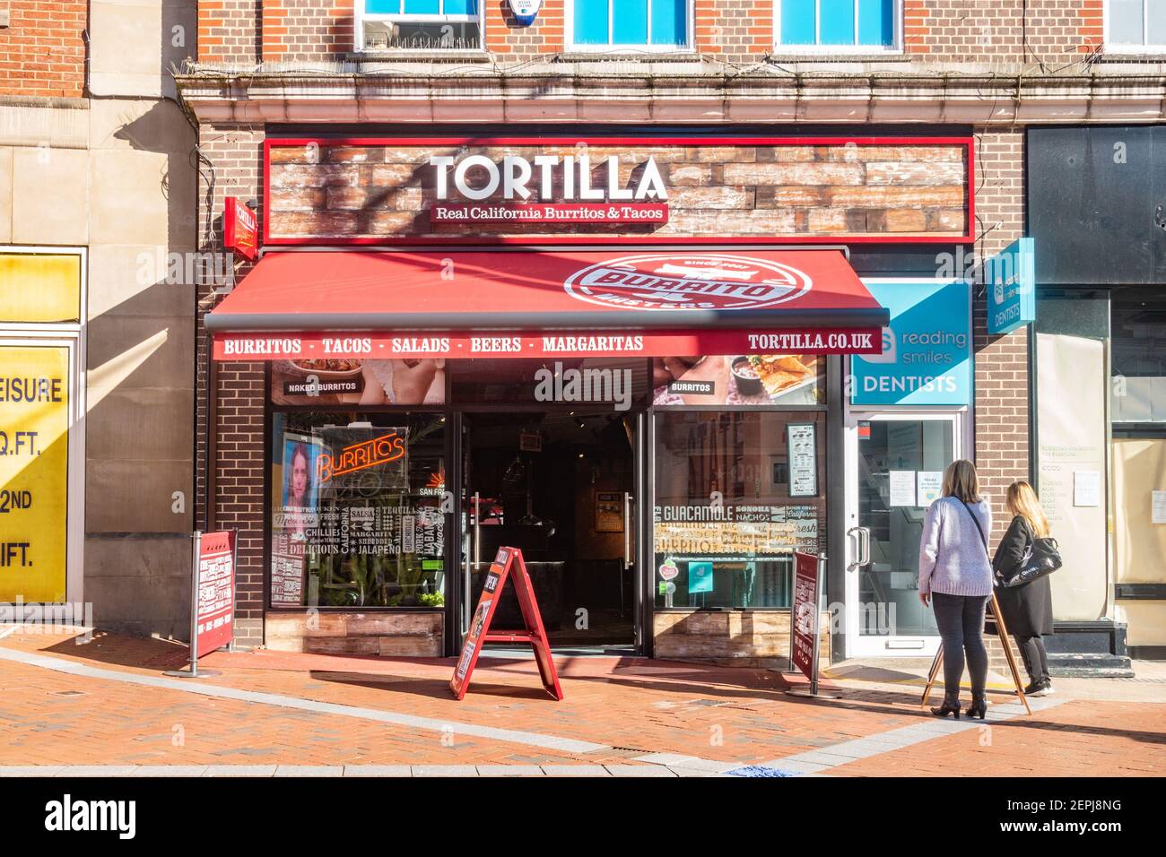 Ein Tex-Mex-Restaurant namens Tortilla an der Broad Street in Reading, Großbritannien, ist während der nationalen Sperre in Großbritannien für Imbisse geöffnet Stockfoto