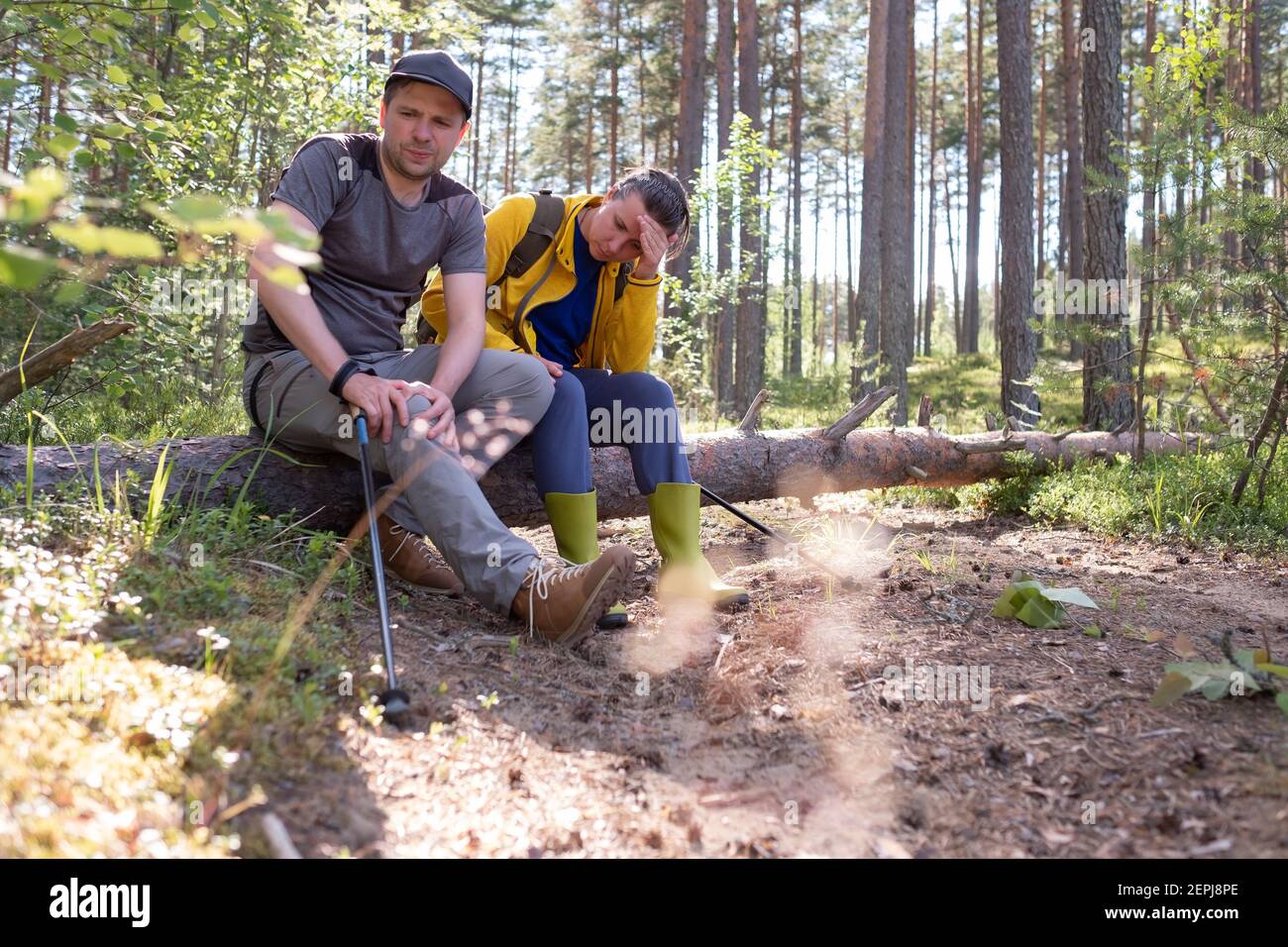 Mann, der während der Reise im Wald Schwierigkeiten hat, Knieschmerzen zu spüren. Gesundheitsproblem auf Reisen. Stockfoto