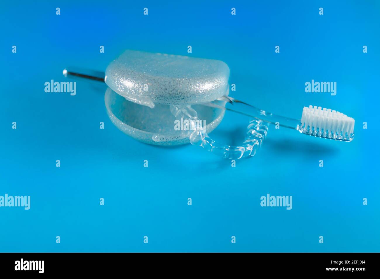 Eine Zahnschiene liegt in einer offenen Aufbewahrungsbox. Es gibt eine  Zahnbürste Stockfotografie - Alamy