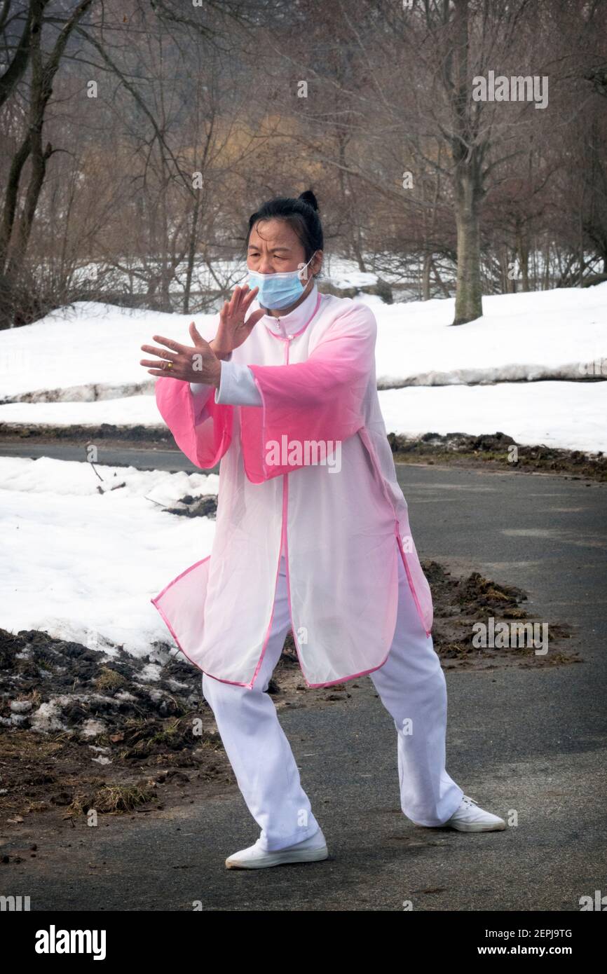 Eine chinesische Amerikanerin mittleren Alters macht anmutig Tai Chi-Tanzübungen im Kissena Park in Flushing, Queens, New York City. Stockfoto