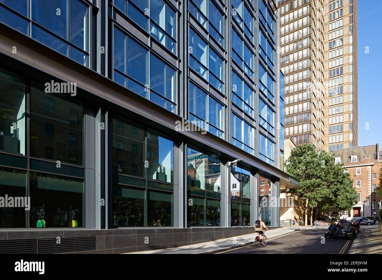 Devonshire Square Elevation mit Menschen zu Fuß vorbei. Premier Place, City of London, Großbritannien. Architekt: Stiff + Trevillion Architects, 2019. Stockfoto