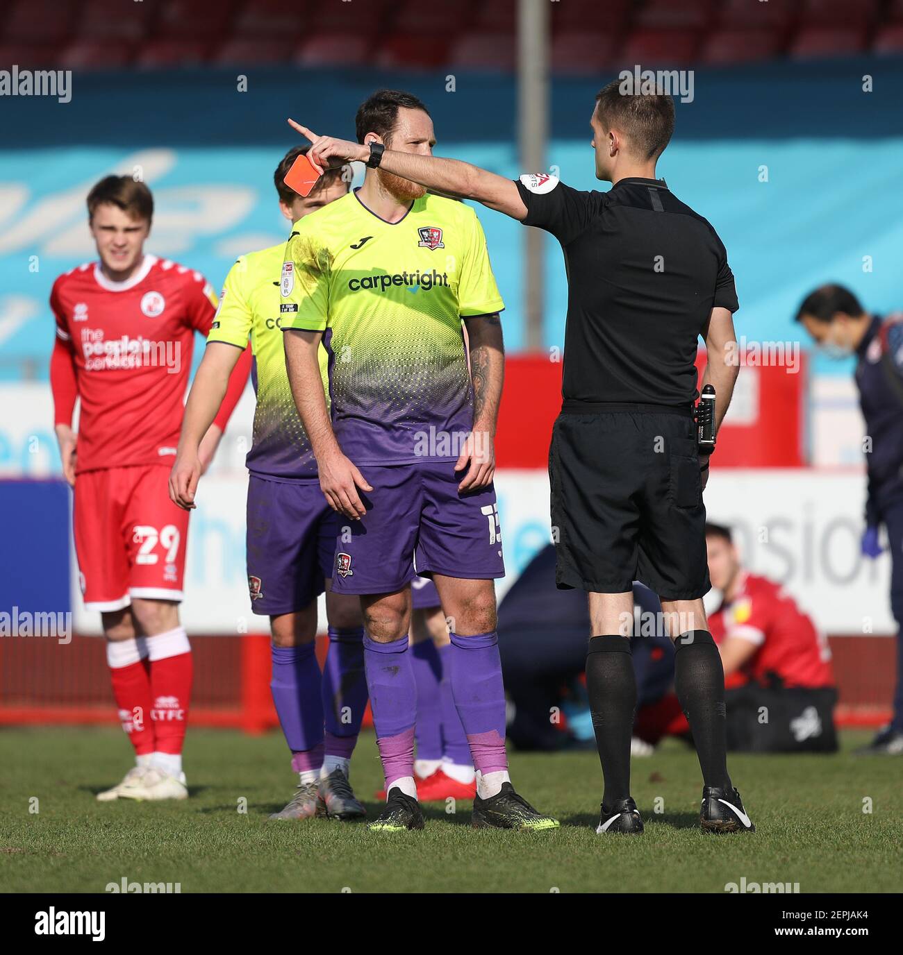 Crawley, Großbritannien. Februar 2021, 27th. Exeter Tom Parkes wird während EFL Sky Bet League zwei Spiel zwischen Crawley Town und Exeter City im Peoples Pension Stadium in Crawley geschickt. Kredit: James Boardman/Alamy Live Nachrichten Stockfoto