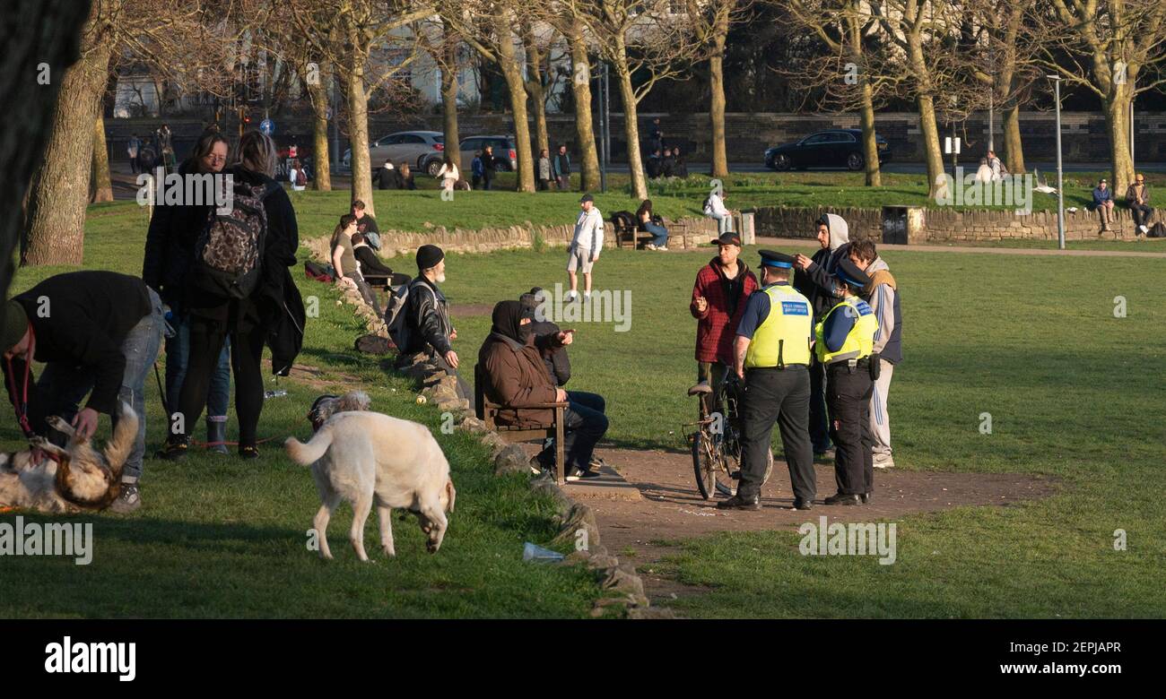 Brighton UK 27th February 2021 - Polizei-Community-Support-Offiziere überprüfen Menschen, die sich heute im Level Park im Stadtzentrum von Brighton versammeln, da die Sperrbeschränkungen in England weiter bestehen : Credit Simon Dack / Alamy Live News Stockfoto