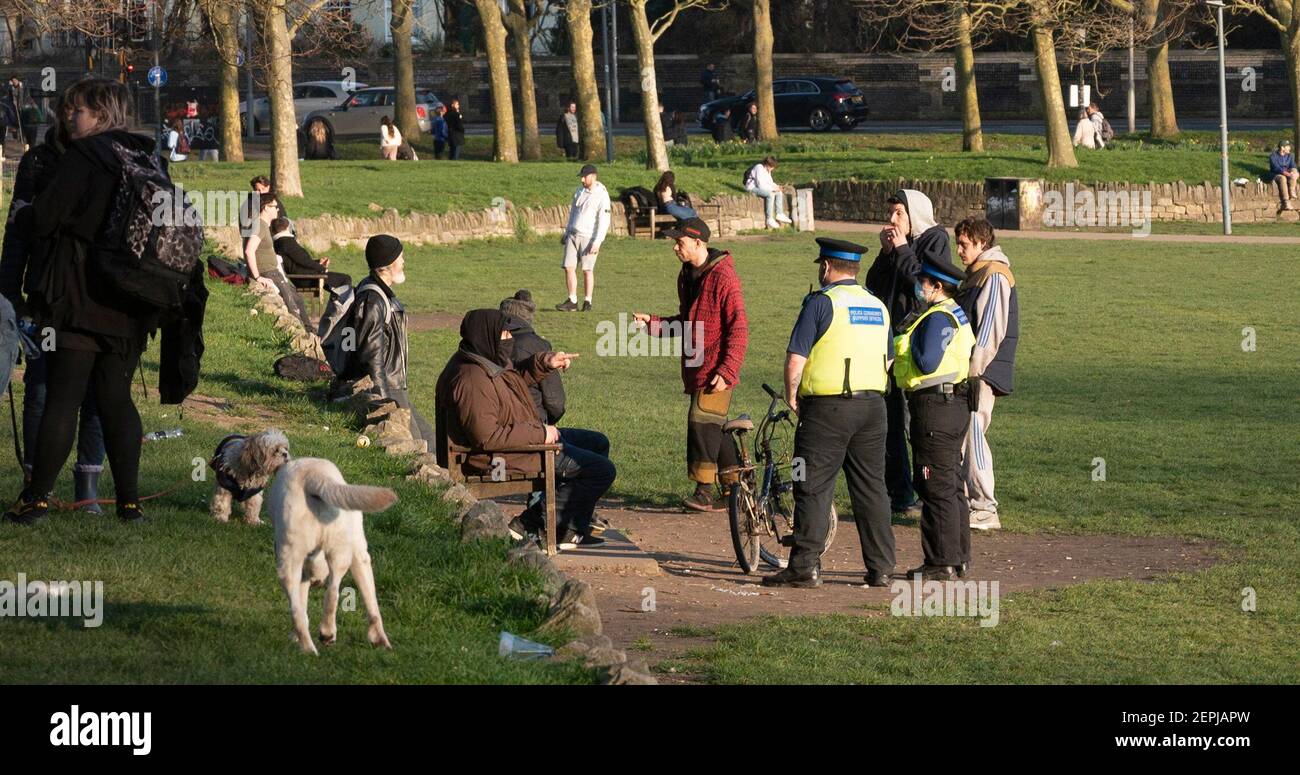 Brighton UK 27th February 2021 - Polizei-Community-Support-Offiziere überprüfen Menschen, die sich heute im Level Park im Stadtzentrum von Brighton versammeln, da die Sperrbeschränkungen in England weiter bestehen : Credit Simon Dack / Alamy Live News Stockfoto