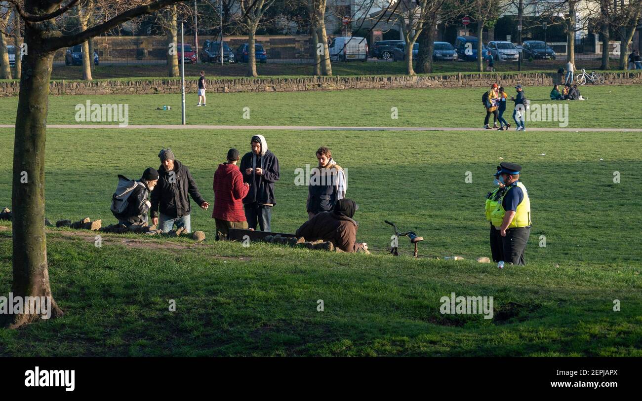 Brighton UK 27th February 2021 - Polizei-Community-Support-Offiziere überprüfen Menschen, die sich heute im Level Park im Stadtzentrum von Brighton versammeln, da die Sperrbeschränkungen in England weiter bestehen : Credit Simon Dack / Alamy Live News Stockfoto