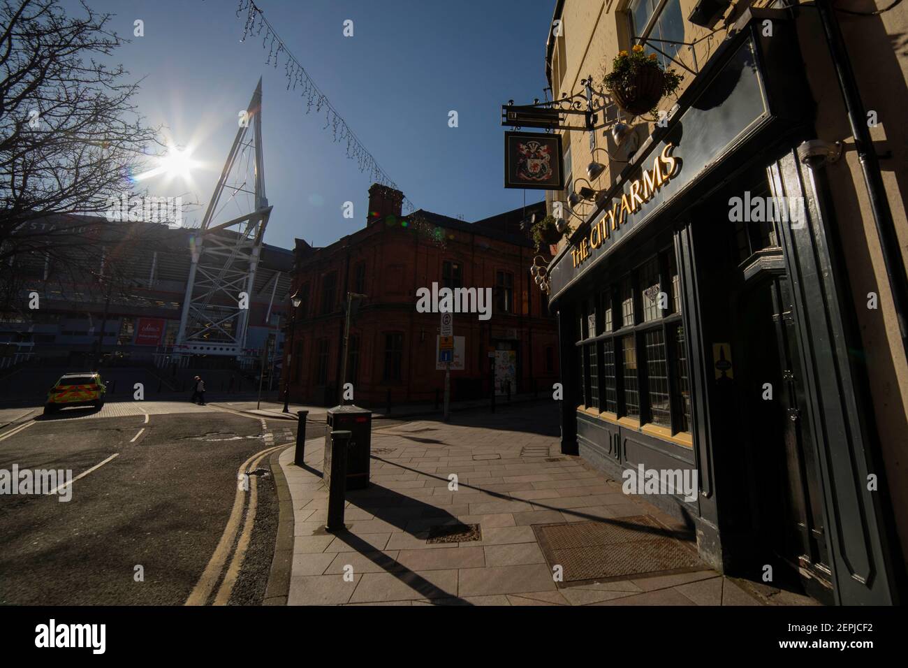 Cardiff, Wales, Großbritannien. Januar 2021, 22nd. Leere Straßen vor den meist belebten Pubs neben dem Fürstentum Stadion vor dem hinter verschlossenen Türen sechs Nationen Rugby-Spiel in Cardiff zwischen Wales und England. Kredit: Mark Hawkins/Alamy Live Nachrichten Stockfoto