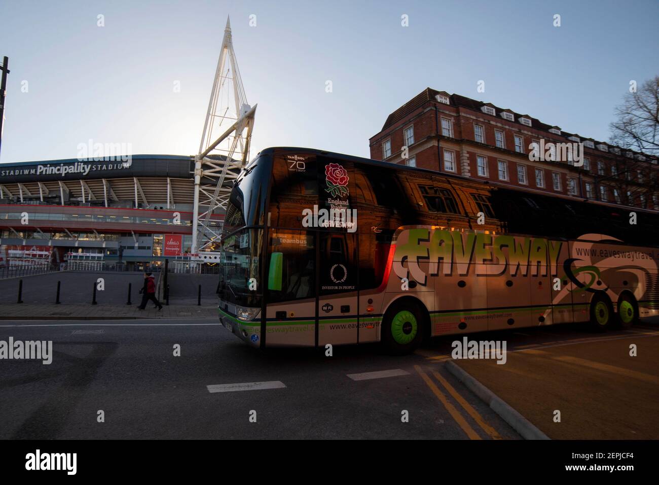 Cardiff, Wales, Großbritannien. Januar 2021, 22nd. Ein England-Trainer kommt im Fürstentum Stadium vor dem hinter-geschlossenen sechs Nationen Rugby-Spiel in Cardiff zwischen Wales und England an. Kredit: Mark Hawkins/Alamy Live Nachrichten Stockfoto