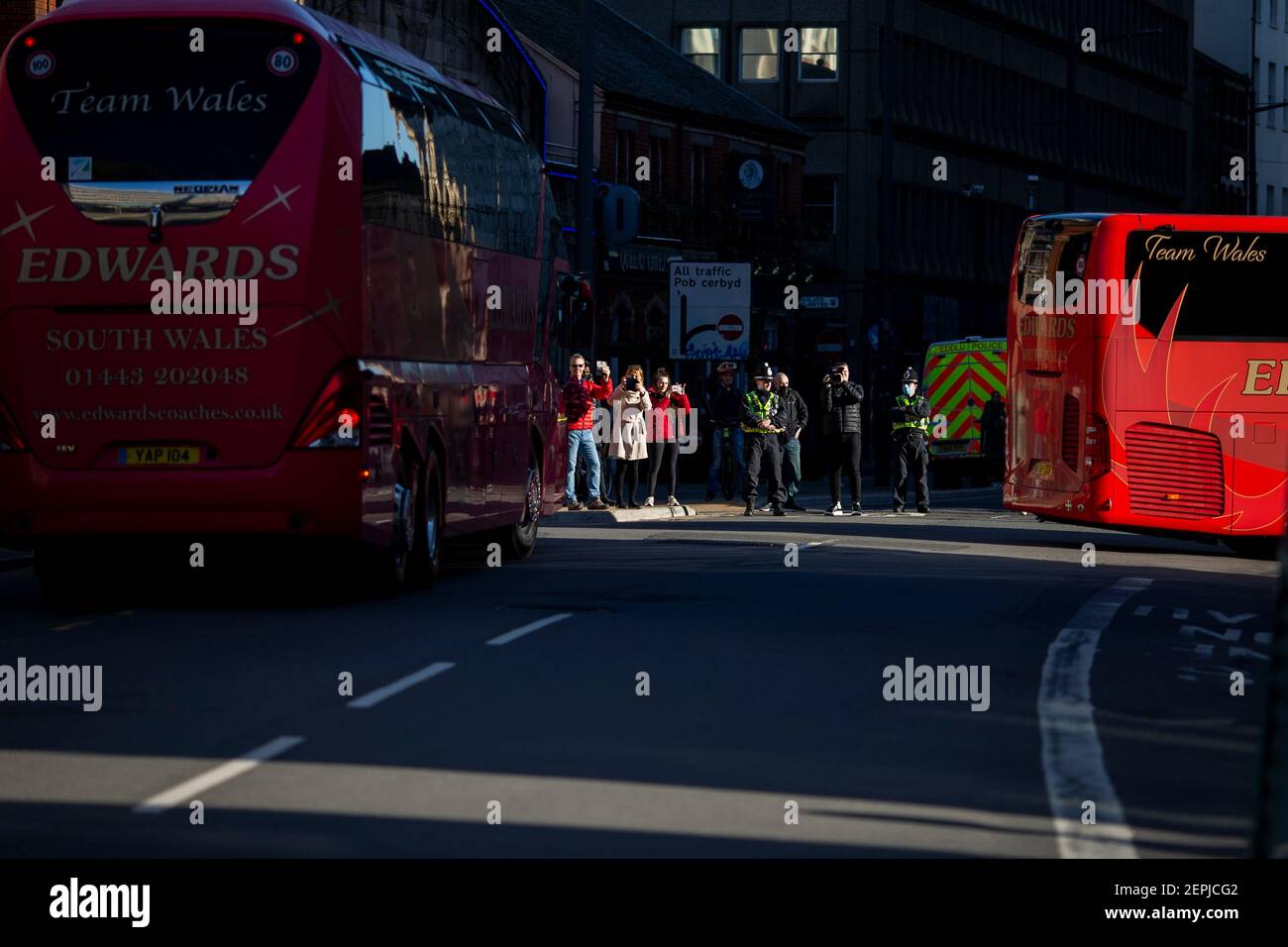 Cardiff, Wales, Großbritannien. Januar 2021, 22nd. Die Leute fotografieren und Filmen die Trainer des Wales-Teams, die für das sechs Nationen Rugby-Spiel hinter verschlossenen Türen in Cardiff zwischen Wales und England ankommen. Kredit: Mark Hawkins/Alamy Live Nachrichten Stockfoto