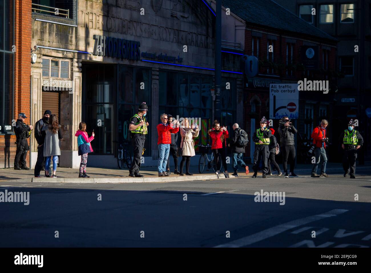 Cardiff, Wales, Großbritannien. Januar 2021, 22nd. Die Leute fotografieren und Filmen die Trainer des Wales-Teams, die für das sechs Nationen Rugby-Spiel hinter verschlossenen Türen in Cardiff zwischen Wales und England ankommen. Kredit: Mark Hawkins/Alamy Live Nachrichten Stockfoto