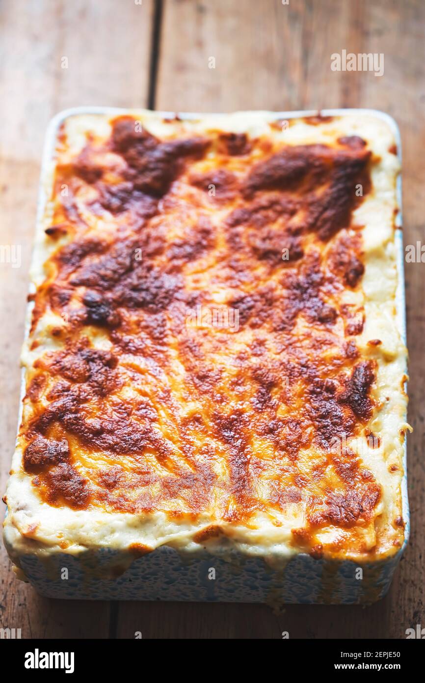 Hausgemachte Fleisch Bolognese Lasagne mit Mozzarella Käse Stockfoto