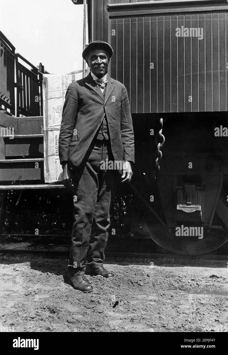 George Washington Carver (c1864–1943) stand im Juli 1926 neben einem Zug in Tuskegee, Alabama. Carver, der prominenteste schwarze Wissenschaftler des frühen 20th. Jahrhunderts, war Professor am Tuskegee Institute (heute Tuskegee University). (USA) Stockfoto