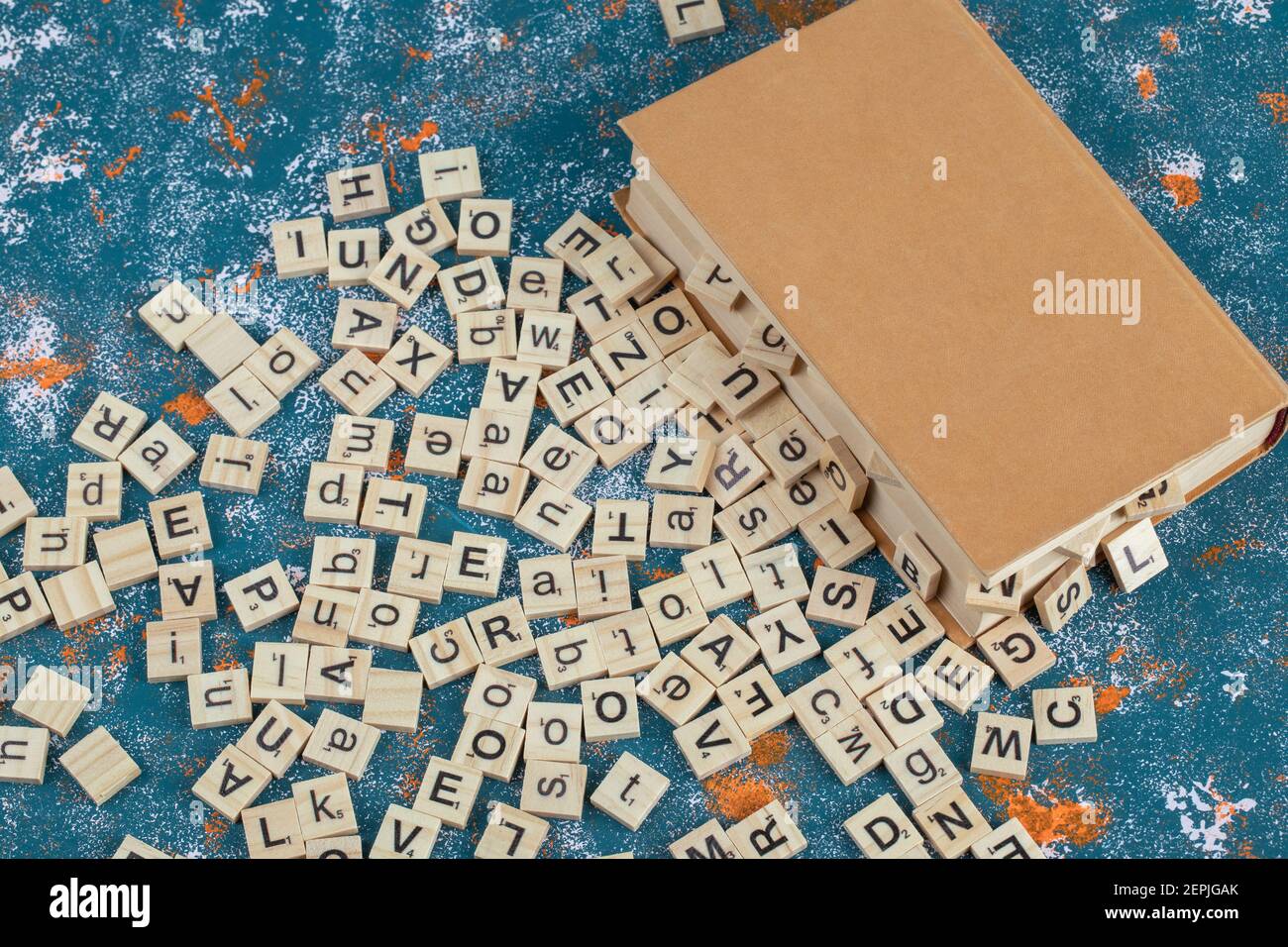 Hölzerne Domino-Schlüssel mit aufgedrucktem Brief Stockfoto