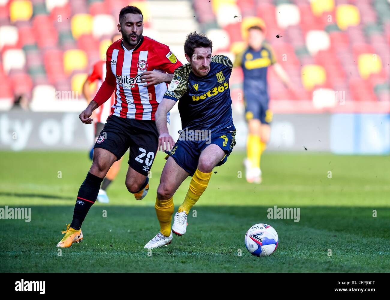 London, Großbritannien. Februar 2021, 27th. Saman Ghoddos von Brentford FC Schatten Joe Allen von Stoke City während der EFL Sky Bet Championship Spiel zwischen Brentford und Stoke City im Brentford Community Stadium, London, England am 27. Februar 2021. Foto von Phil Hutchinson. Nur redaktionelle Verwendung, Lizenz für kommerzielle Nutzung erforderlich. Keine Verwendung bei Wetten, Spielen oder Veröffentlichungen einzelner Vereine/Vereine/Spieler. Kredit: UK Sports Pics Ltd/Alamy Live Nachrichten Stockfoto