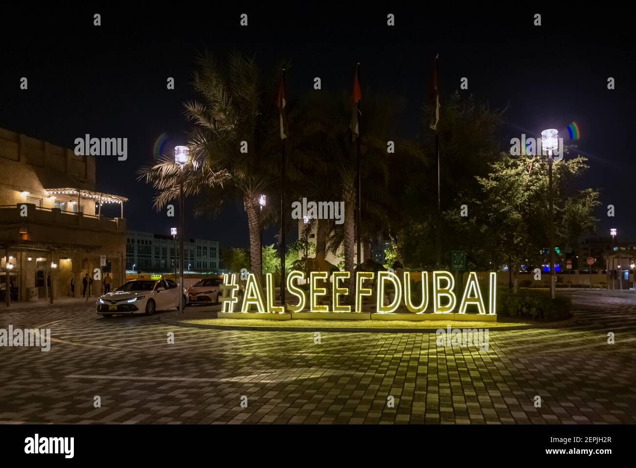 Nachtansicht von Alseef Destination in Old Dubai. Dubai - VAE. 20 Dezember 2020. Stockfoto